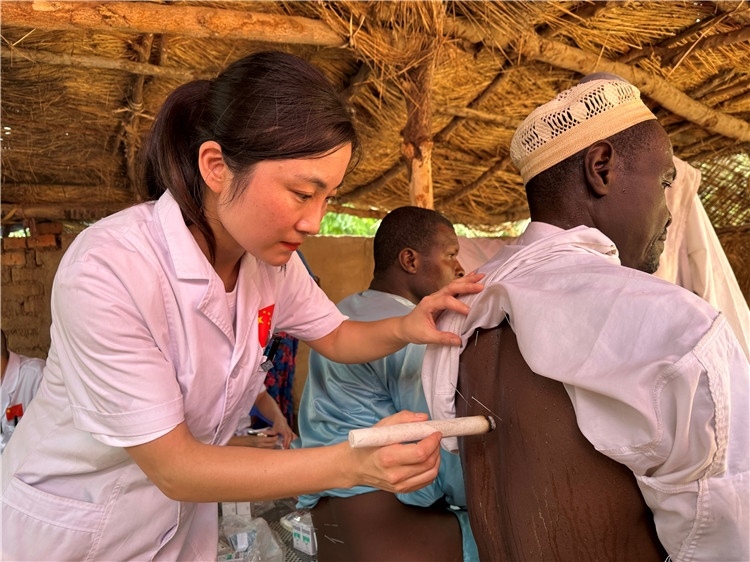 圖為吉安市中心人民醫(yī)院中醫(yī)科副主任醫(yī)師王李妮為患者進(jìn)行針灸治療。中國(guó)駐乍得醫(yī)療隊(duì)提供