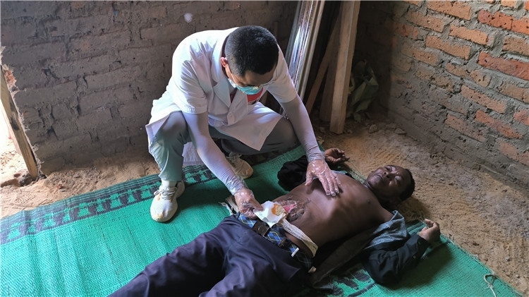 圖為南昌大學(xué)第二附屬醫(yī)院胃腸外科主治醫(yī)師周智勇檢查切口疝患者。中國(guó)駐乍得醫(yī)療隊(duì)供圖