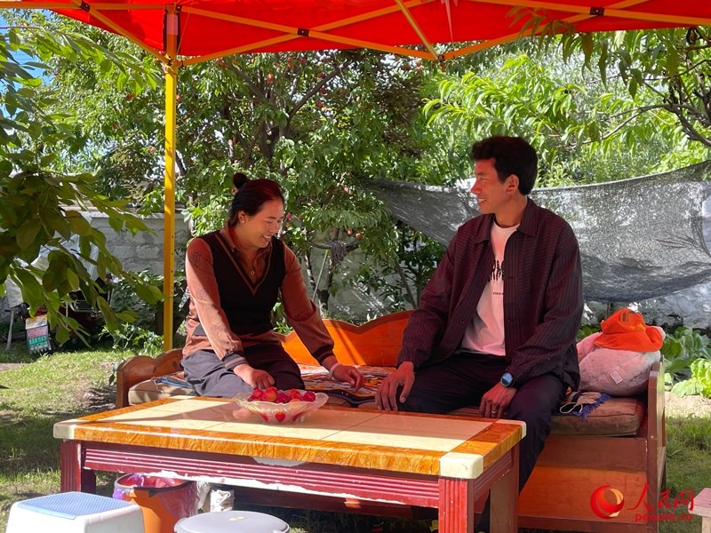 嘎拉村村民達瓦堅參和他的妻子。人民網(wǎng) 周靜圓攝