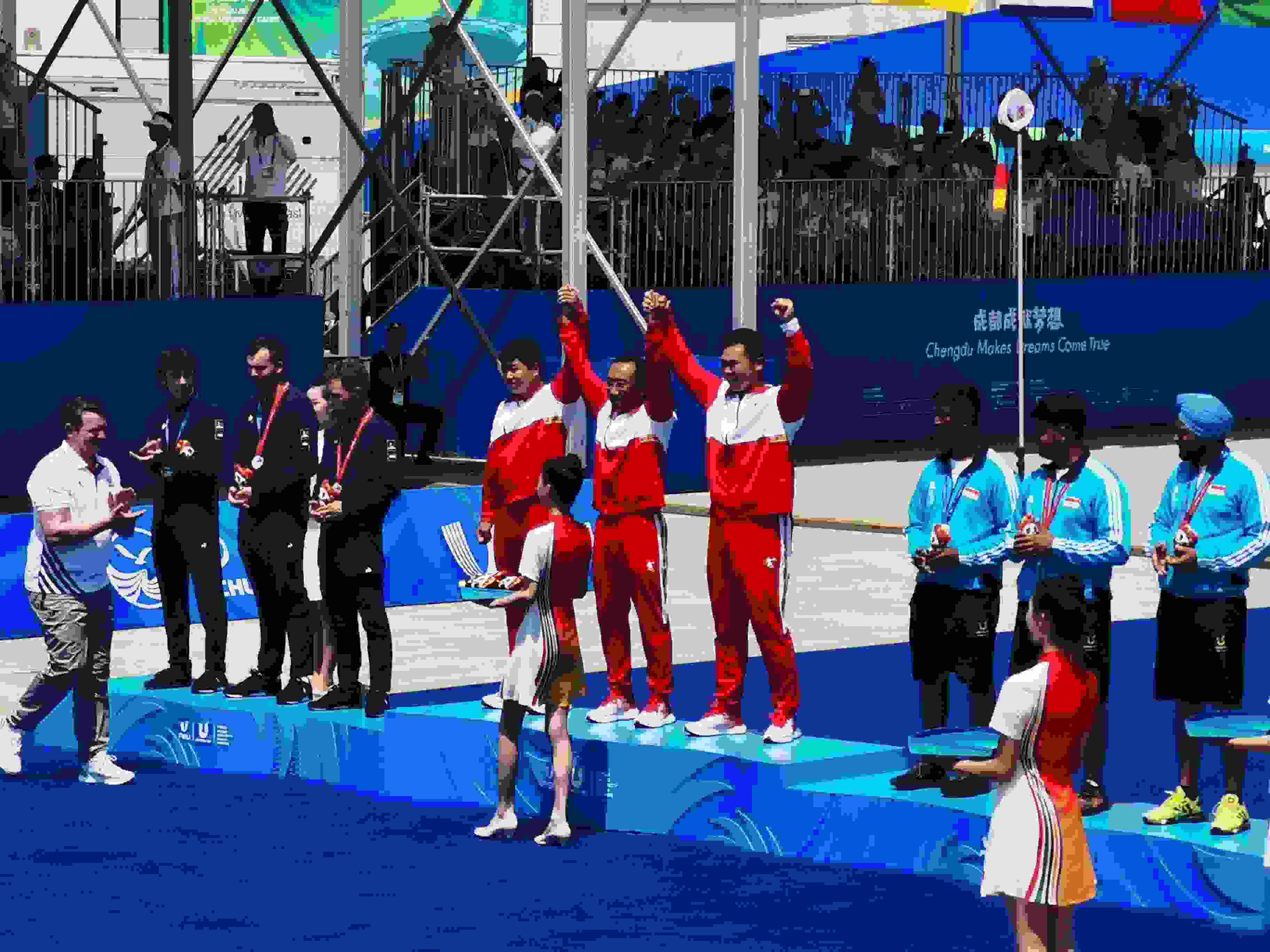 7月30日，在成都大運(yùn)會男子復(fù)合弓團(tuán)體頒獎儀式中，中國隊(duì)?wèi)c祝奪得冠軍。 人民網(wǎng)記者 楊磊攝