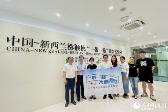 采訪團走進中國-新西蘭獼猴桃“一帶一路”聯(lián)合實驗室。人民網(wǎng)記者 朱虹攝