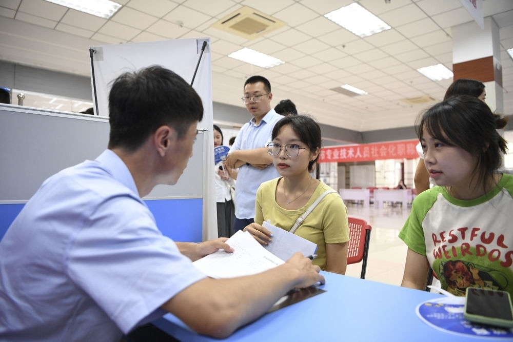 2023年7月29日，“揚就業(yè)之帆，啟夢想之旅”2023年寧夏（銀川）離校未就業(yè)高校畢業(yè)生招聘會在寧夏（銀川）人力資源服務產(chǎn)業(yè)園舉行。求職者（右）在招聘會現(xiàn)場與用人單位交流。新華社記者 馮開華 攝