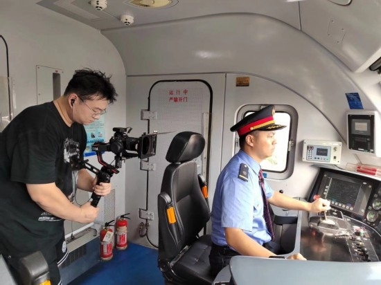 記者采訪中歐班列（成都）首發(fā)司機仲俊斕。成都機務(wù)段供圖