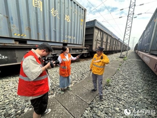 記者采訪中歐班列（成都）首發(fā)班列“專檢小組”組長劉偉。人民網(wǎng)記者 王波攝