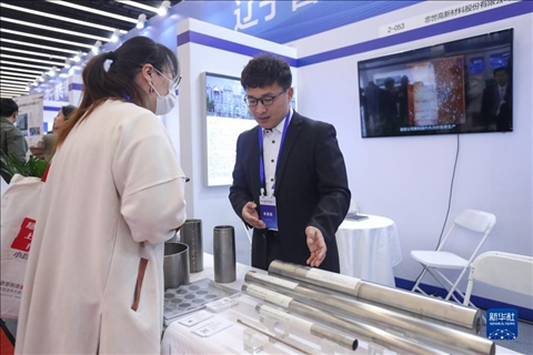 4月8日，參展商在2023中國中小企業(yè)發(fā)展大會(huì)“專精特新”中小企業(yè)展覽會(huì)上向觀眾介紹產(chǎn)品。新華社記者 龍雷 攝