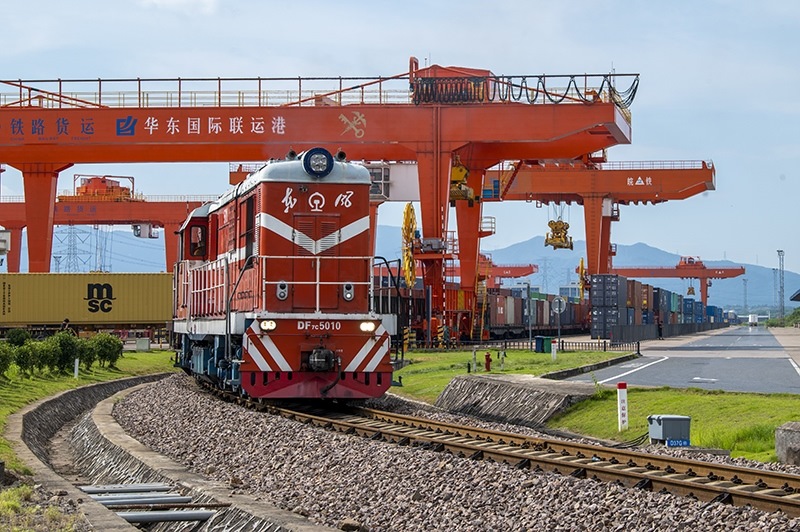 △2023年7月25日，在浙江省金華市華東國際聯(lián)運(yùn)港，一輛“義新歐”中歐班列裝載著110個標(biāo)箱日用百貨、家用電器、家裝材料等貨物，啟程駛向哈薩克斯坦。