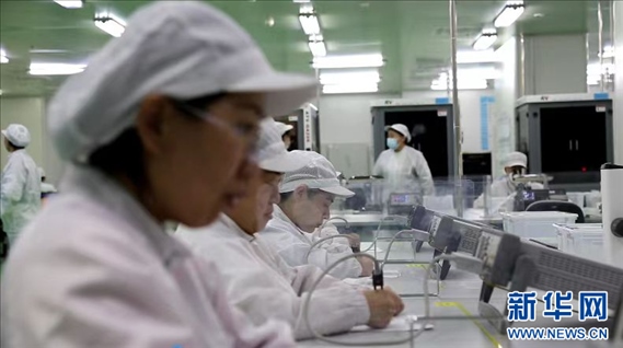 工人在大連達(dá)利凱普科技股份公司生產(chǎn)車間工作。新華網(wǎng)發(fā)