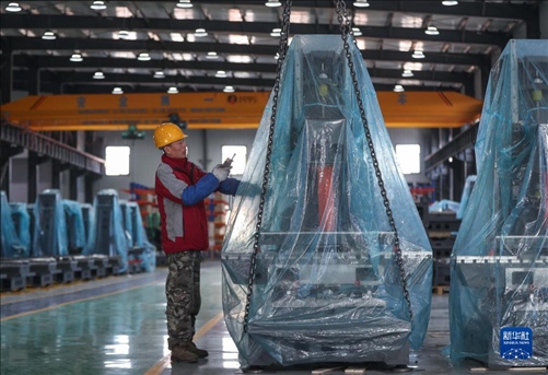 工人在阜新勁達(dá)精密機(jī)械有限公司生產(chǎn)車間工作。新華社記者龍雷攝