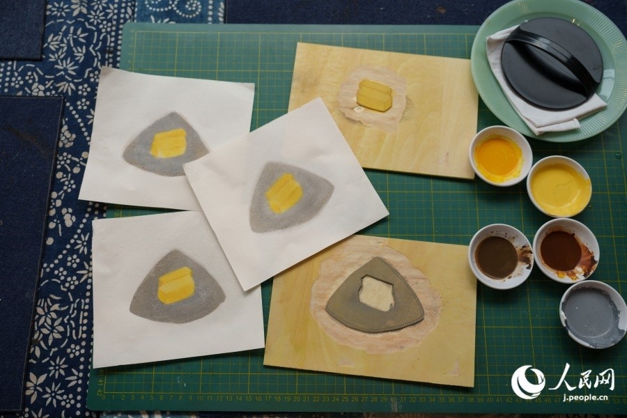 圖為丁未堂創(chuàng)作的木版畫及木版。人民網(wǎng)記者 張若涵攝