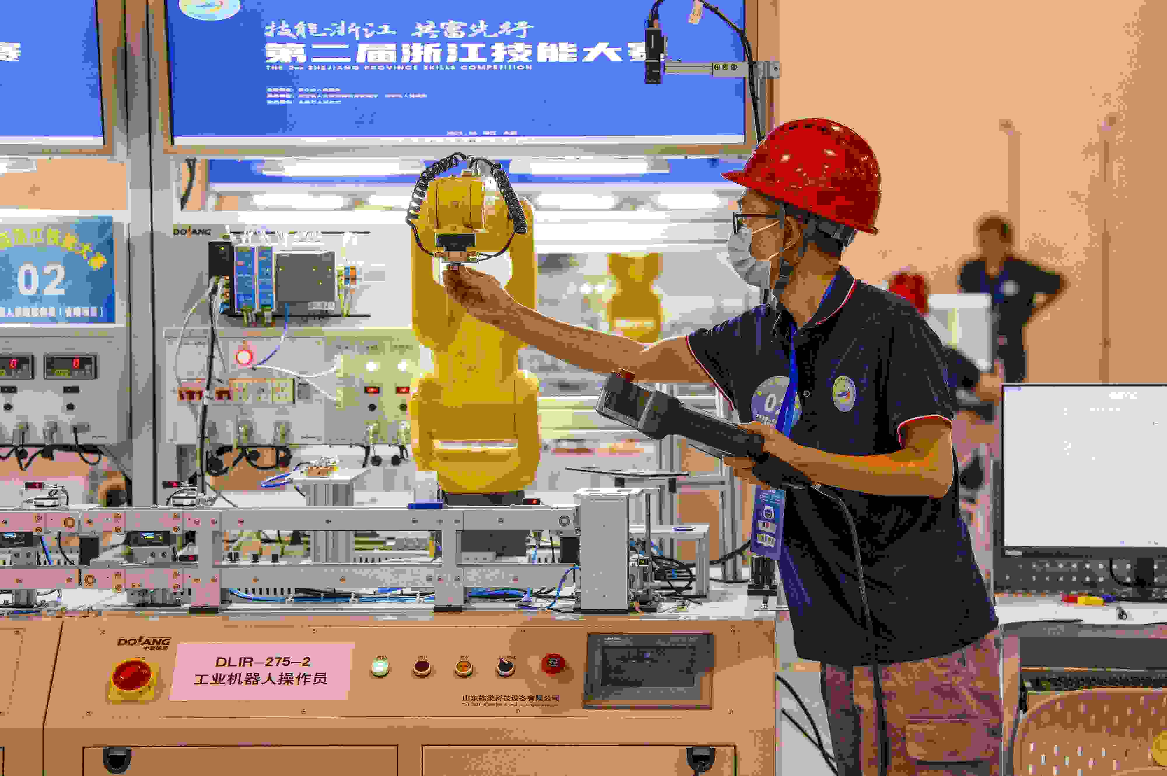 2023年6月19日，第二屆浙江技能大賽在永康市國際會展中心舉行。參賽選手在進(jìn)行工業(yè)機(jī)器人系統(tǒng)操作員項(xiàng)目比賽。