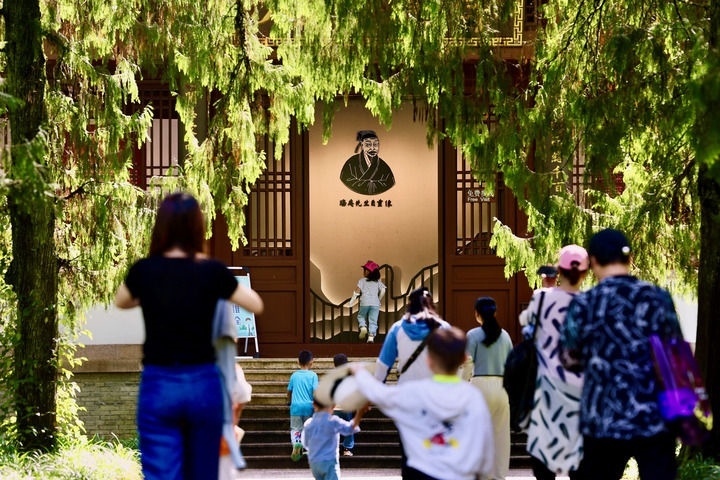 游客參觀位于福建武夷山朱熹園的武夷精舍（2022年6月6日攝）。新華社記者 姜克紅 攝