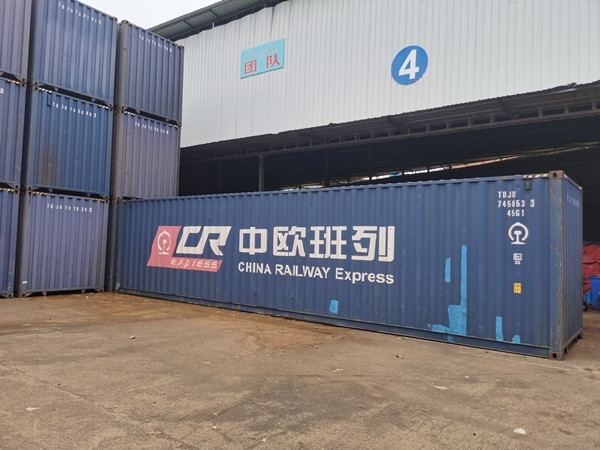 即將以“中老鐵路+中歐班列”模式過(guò)境運(yùn)輸?shù)募b箱。朱益孝攝