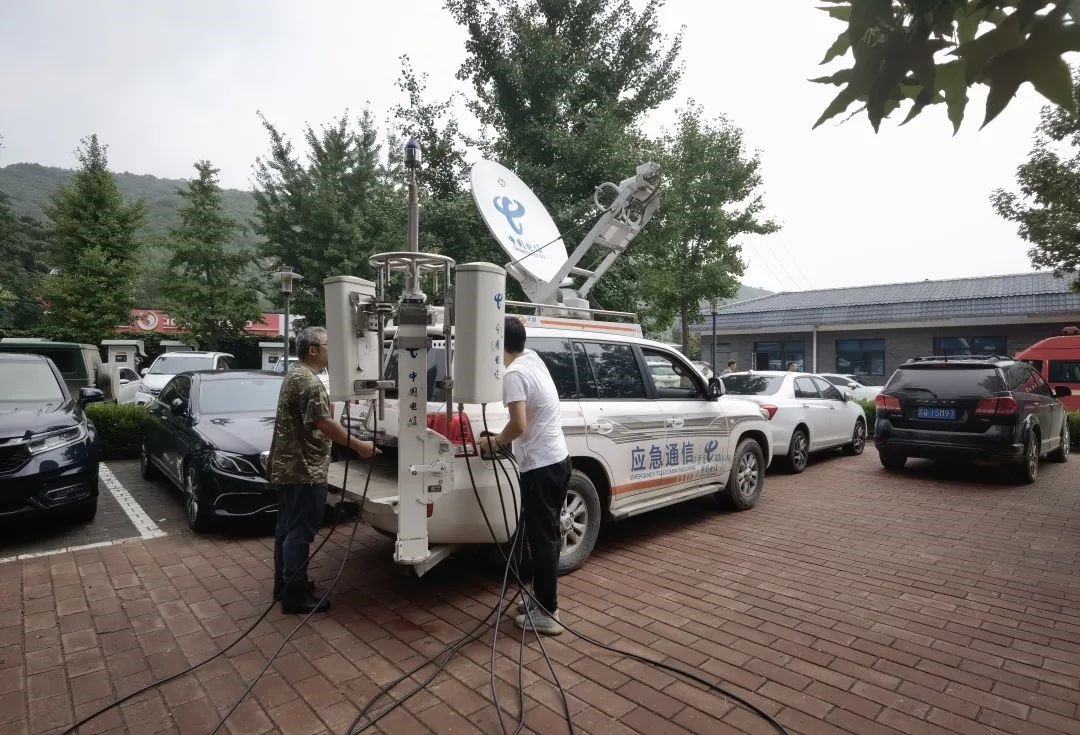 工作人員正在進行通信搶修。 受訪者供圖