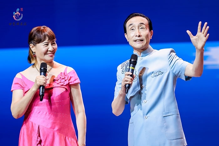 小品表演藝術(shù)家鞏漢林、金珠在演出現(xiàn)場(chǎng)。主辦方供圖