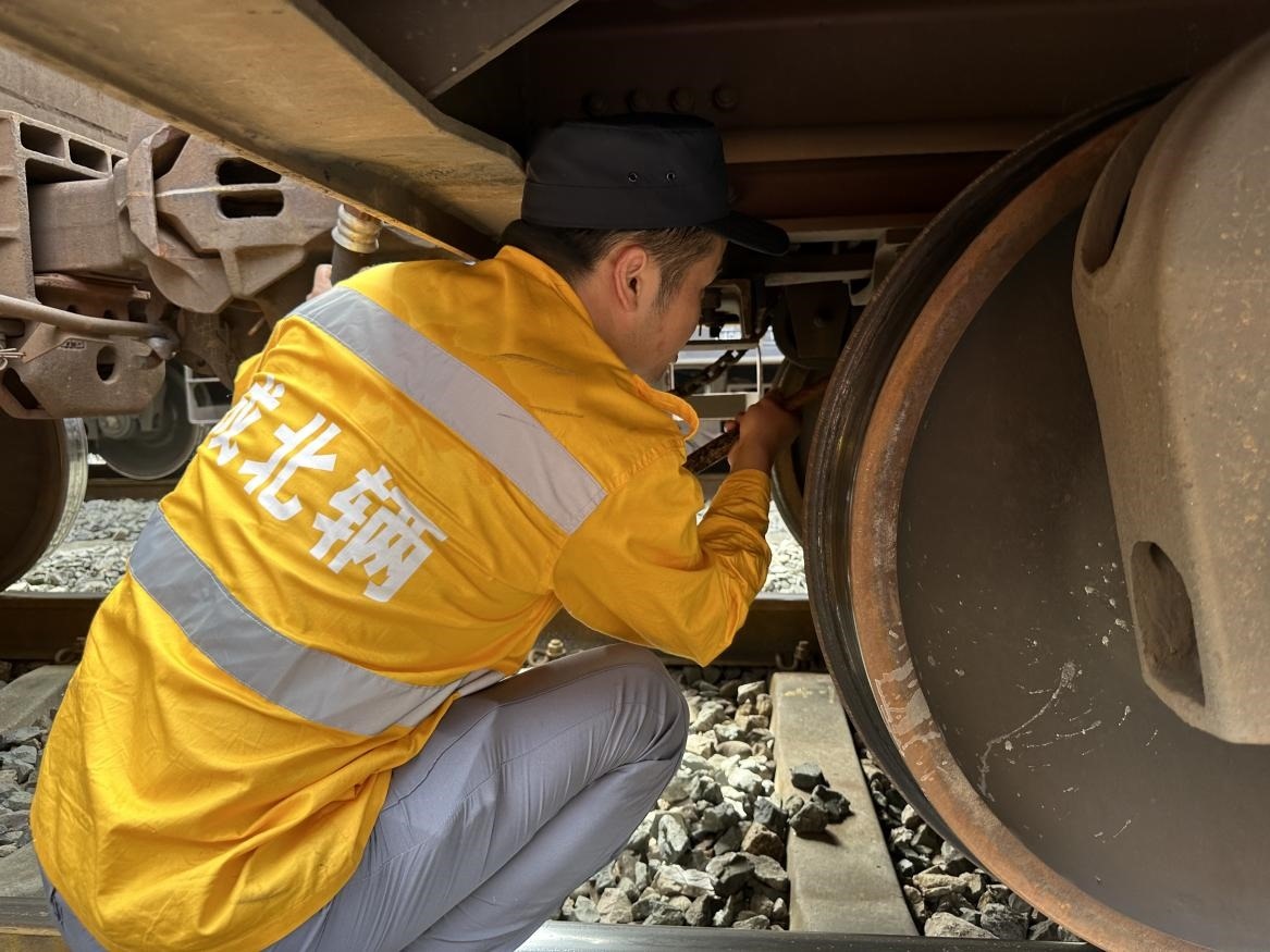 劉偉在進(jìn)行列車檢查工作。人民網(wǎng) 王紹紹攝