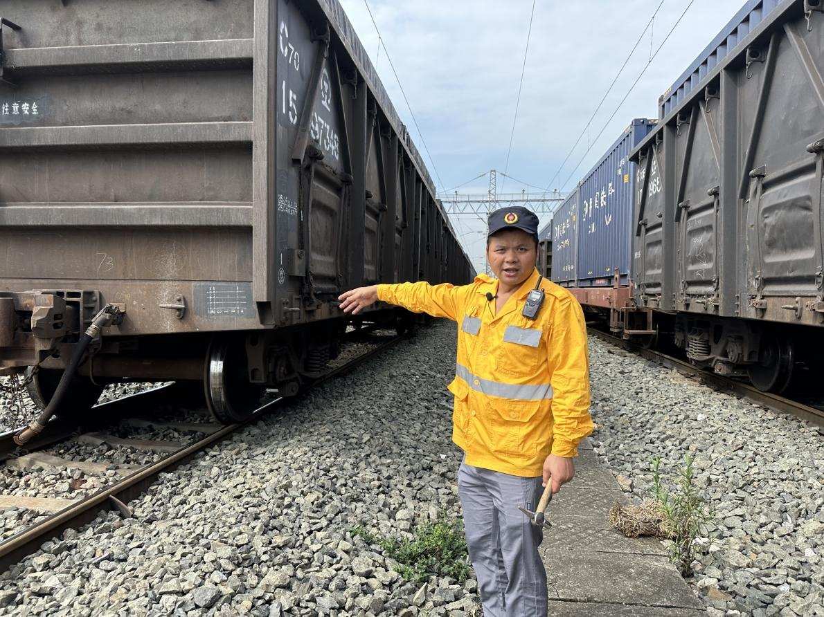 劉偉在向記者介紹檢車注意事項(xiàng)。人民網(wǎng) 王紹紹攝