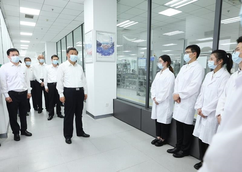 2023年7月6日，習近平總書記在江蘇南京市考察南瑞集團有限公司，同年輕研發(fā)人員親切交流。