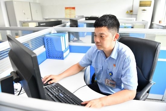 工作中的康凱。航空工業(yè)沈飛供圖