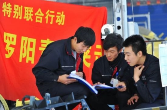在工作中的“羅陽青年突擊隊(duì)”隊(duì)員。航空工業(yè)沈飛供圖