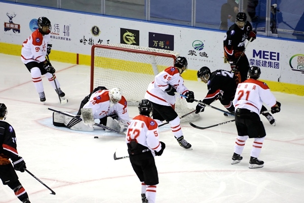 門前混戰(zhàn)。人民網(wǎng)記者 胡雪蓉?cái)z