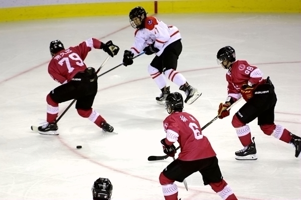 重慶隊(duì)球員常久遠(yuǎn)(左)與陜西隊(duì)球員呂知宜拼搶。人民網(wǎng)記者 胡雪蓉?cái)z