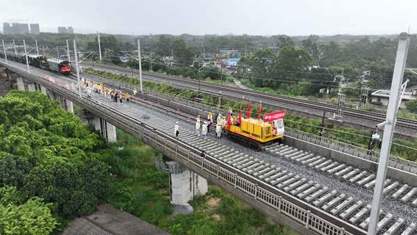 防東鐵路鋪軌現(xiàn)場航拍。