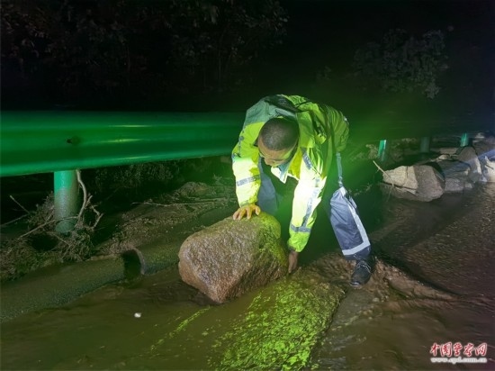 7月31日，張涿高速，高速交警涿鹿大隊民警清理山體滑坡路面落石。