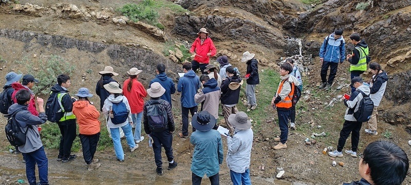 聯(lián)合實(shí)習(xí)隊(duì)在觀察日喀則弧前盆地 中國地質(zhì)大學(xué)(北京)供圖