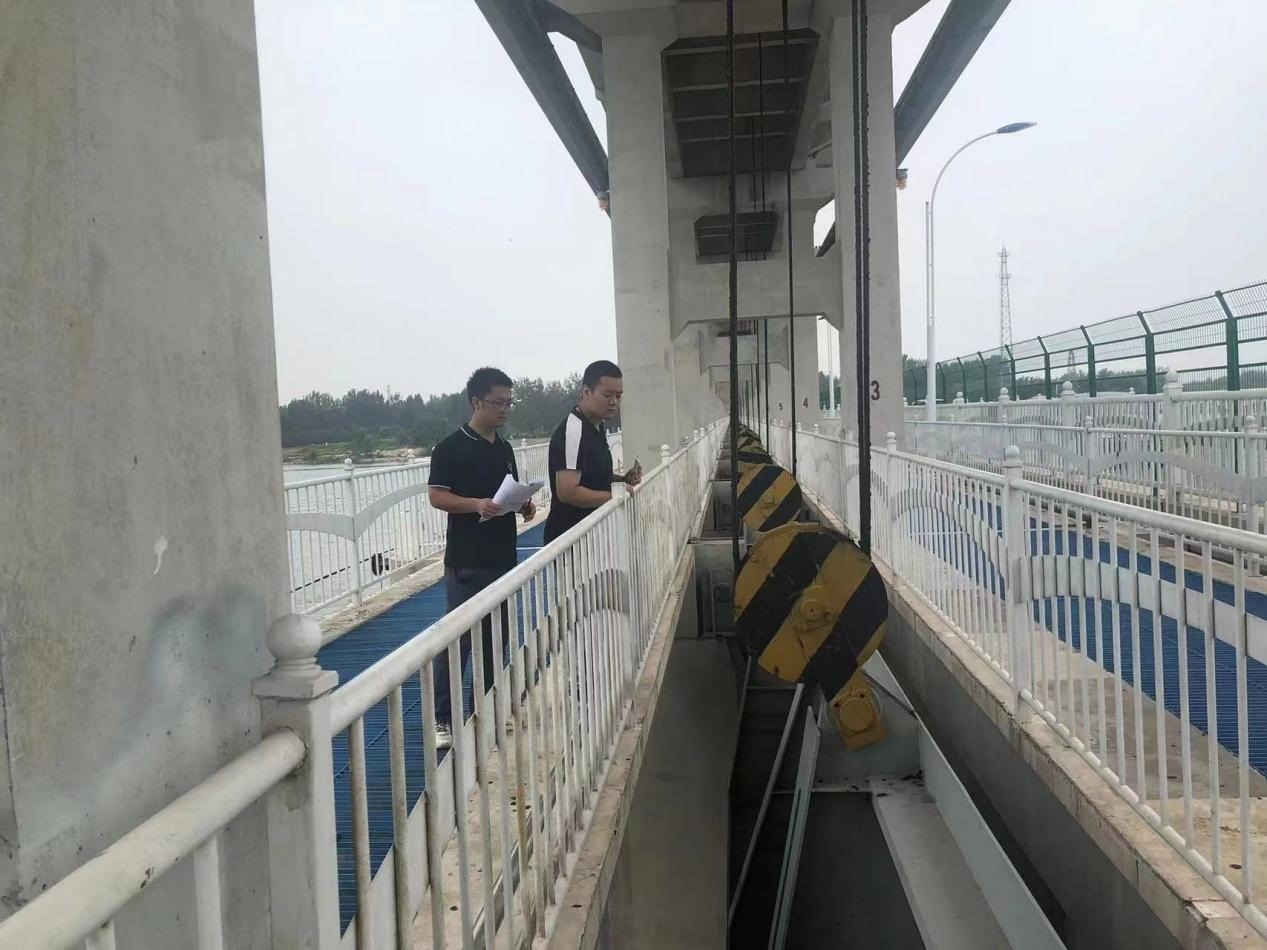 海委海河下游管理局獨(dú)流減河進(jìn)洪閘管理處工作人員檢查水閘閘門啟閉機(jī)。受訪者供圖