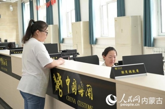 代理報(bào)關(guān)企業(yè)正在滿洲里車站海關(guān)綜合服務(wù)大廳辦理業(yè)務(wù)。人民網(wǎng) 寇雅楠攝