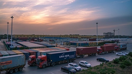 石家莊國(guó)際陸港內(nèi)整裝待發(fā)的集裝箱。 石家莊國(guó)際陸港供圖