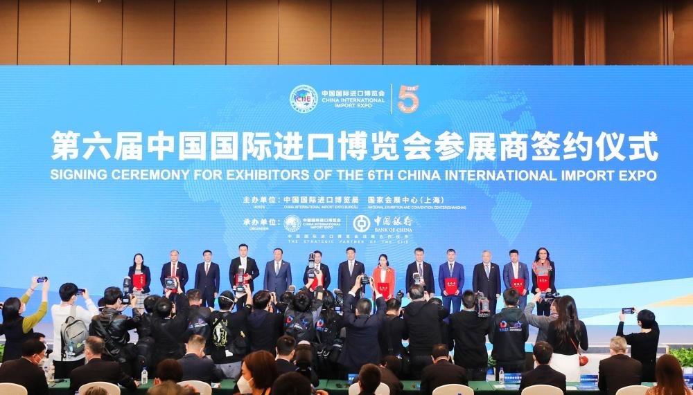 2022年11月6日，2022年中國國際進(jìn)口博覽會參展商聯(lián)盟大會在上海舉行。這是在大會期間進(jìn)行的第六屆進(jìn)博會參展商簽約儀式。新華社記者 方喆 攝