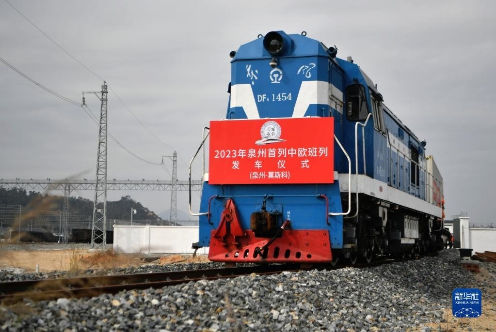 2月3日，中歐班列駛出興泉鐵路黃塘站。當(dāng)日，滿載著55個(gè)集裝箱的中歐班列，從位于福建泉州惠安縣的興泉鐵路黃塘站駛出。這是泉州今年開出的首趟中歐班列，也是興泉鐵路開通后的首趟泉州中歐班列。據(jù)了解，此次班列裝載產(chǎn)品主要來自泉州進(jìn)出口企業(yè)，貨重601.4噸，貨值約262.5萬美元。新華社記者 魏培全 攝