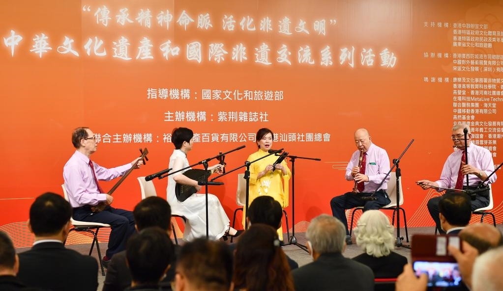 2022年11月23日，演員在“傳承精神命脈 活化非遺文明”中華文化遺產(chǎn)和國際非遺交流系列活動(dòng)開幕式上表演非遺項(xiàng)目南音《滿空飛》。新華社記者 陳鐸 攝