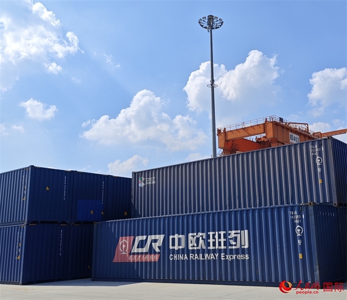 8月3日，中歐班列（中豫號(hào)）集裝箱在鄭州車站海關(guān)等候查驗(yàn)。人民網(wǎng) 崔譯戈攝