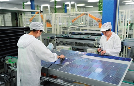 在浙江省臺(tái)州市黃巖區(qū)省級(jí)專精特新“小巨人”企業(yè)浙江公元新能源科技股份有限公司，工作人員生產(chǎn)太陽(yáng)能電池組（2023年8月9日攝）。翁忻旸攝/本刊