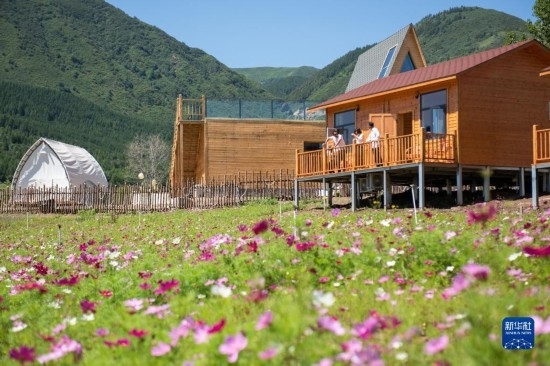 8月12日，游客在寧夏固原市涇源縣大灣鄉(xiāng)楊嶺村的民宿聊天。新華社記者 李旭倫 攝