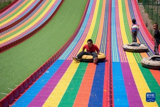 8月12日，小朋友在寧夏固原市涇源縣大灣鄉(xiāng)楊嶺村玩耍。新華社記者 李旭倫 攝