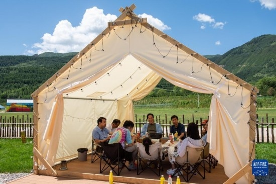 8月12日，游客在寧夏固原市涇源縣大灣鄉(xiāng)楊嶺村品嘗當(dāng)?shù)孛朗?。新華社記者 李旭倫 攝