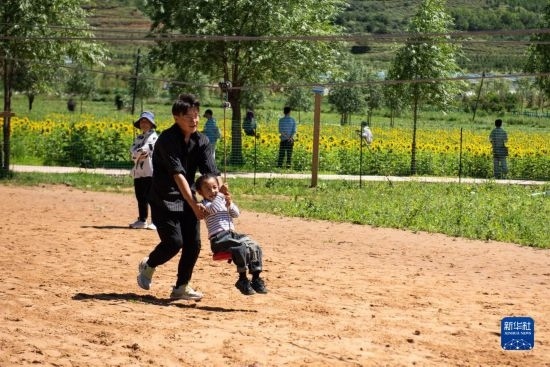 8月12日，游客在寧夏固原市涇源縣大灣鄉(xiāng)楊嶺村玩耍。新華社記者 李旭倫 攝