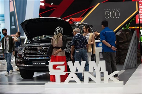 印尼消費(fèi)者參觀長城汽車的展臺。趙猛 攝