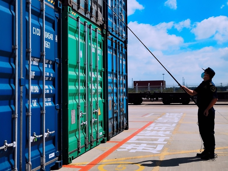 關(guān)員利用工業(yè)內(nèi)窺鏡檢查箱號、鎖號、封志情況。人民網(wǎng)記者 栗翹楚攝