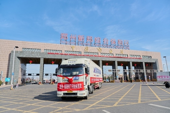 2023年2月20日，鄭州—莫斯科TIR運輸首發(fā)車輛駛出鄭州新鄭綜合保稅區(qū)。新鄭海關供圖