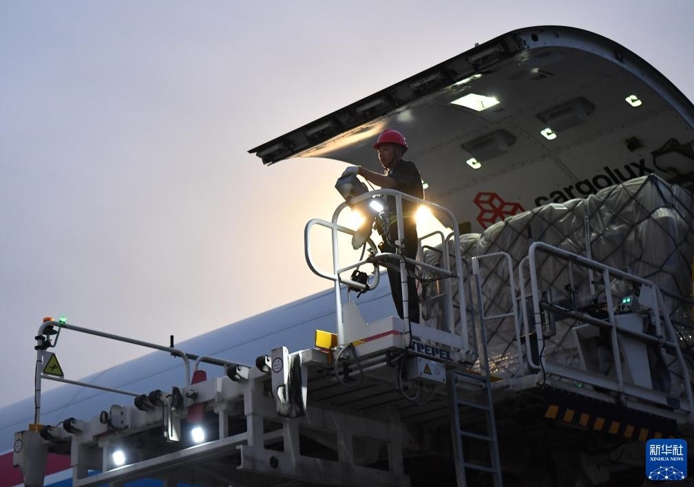 8月1日，工作人員在中國(guó)鄭州新鄭國(guó)際機(jī)場(chǎng)為一架盧森堡貨航貨機(jī)裝貨。新華社記者 李嘉南 攝