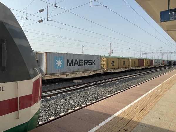 亞吉鐵路吉布提那噶德車(chē)站的貨運(yùn)車(chē)廂。人民網(wǎng)記者 趙艷紅攝