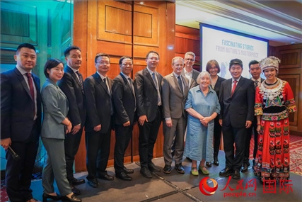 張家界文化旅游推介會部分嘉賓合影。人民網(wǎng) 郭錦標(biāo)攝