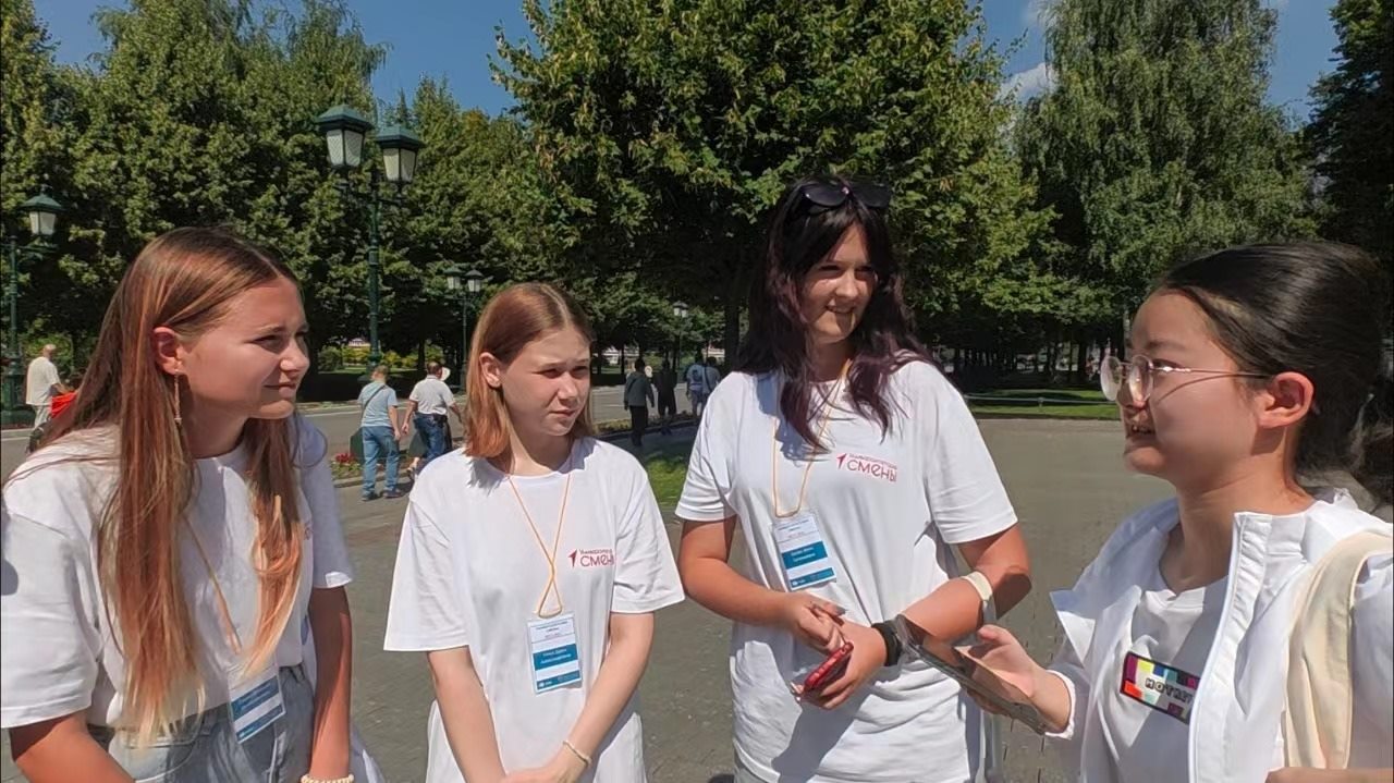 調(diào)研團(tuán)在街頭采訪。北京外國語大學(xué)供圖