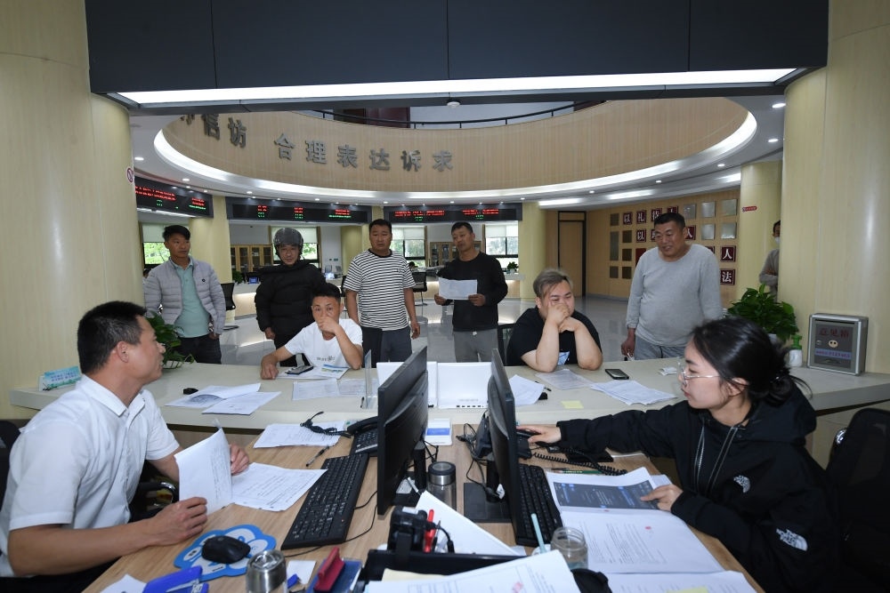 浙江省安吉縣社會(huì)治理中心工作人員在處理群眾信訪訴求（5月8日攝）。新華社記者 翁忻旸 攝