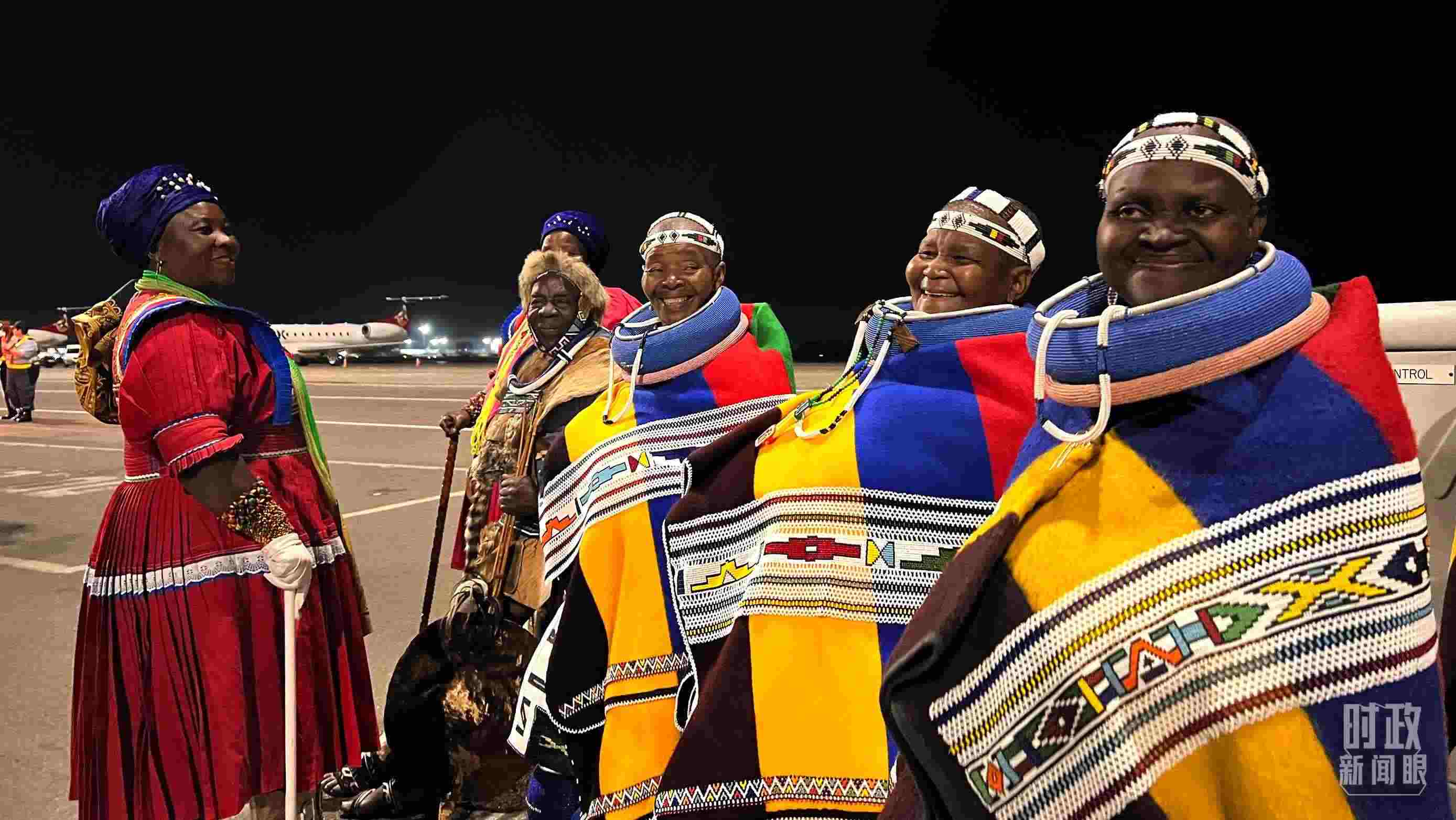 △身穿民族服裝的當?shù)孛癖?。（總臺央視記者程鋮拍攝）