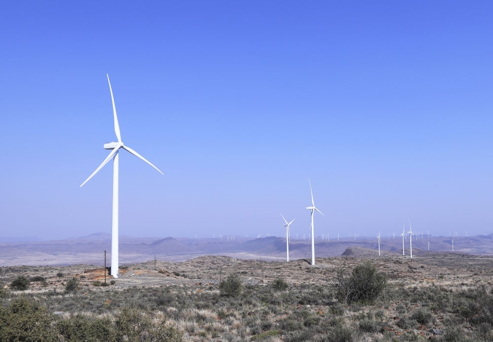 這是在南非北開普省德阿鎮(zhèn)拍攝的德阿風(fēng)電項目風(fēng)機（2023年8月10日攝）。由中國龍源電力集團南非公司運營的德阿風(fēng)電項目每年發(fā)電量超過7.5億千瓦時，相當(dāng)于節(jié)約20多萬噸標準煤，減排二氧化碳約70萬噸。